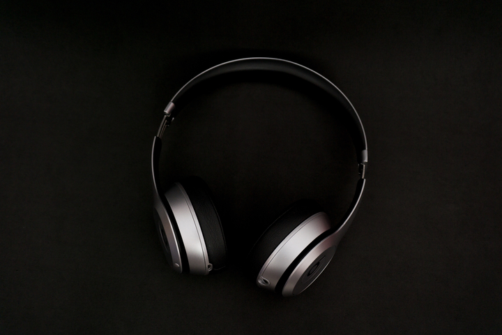 technology-gadget-ear-font-audio-headphones-1237753-pxhere.com
