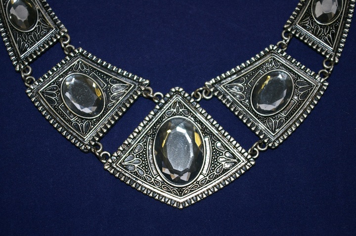 woman-chain-love-gift-clothing-close-690683-pxhere.com