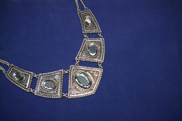 woman-chain-love-gift-clothing-close-690695-pxhere.com